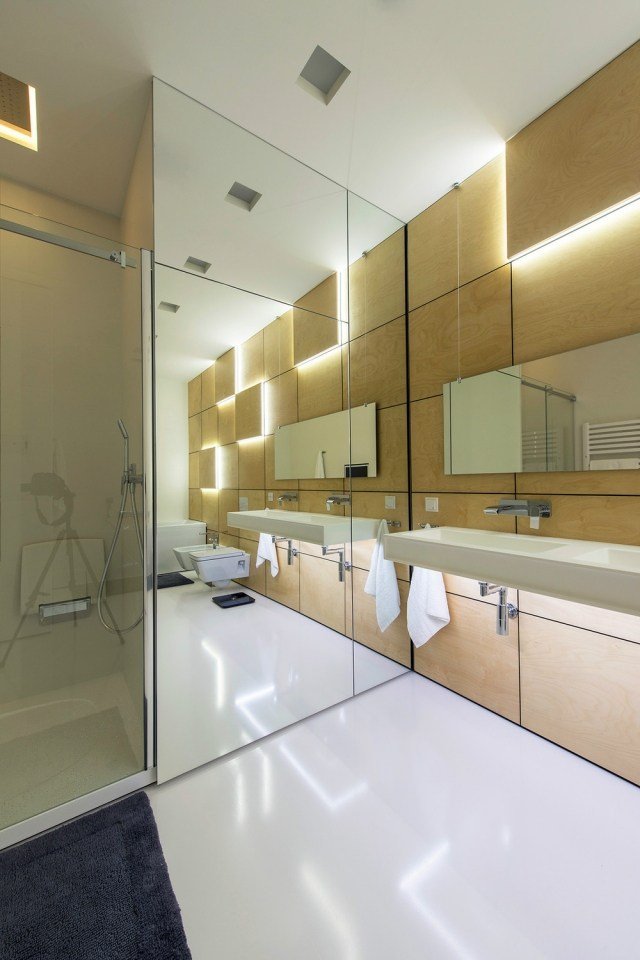 أفكار-حمام-بدون-شباك-ألواح-خشب-مظهر-غير مباشر-إضاءة-مرآة-حائط