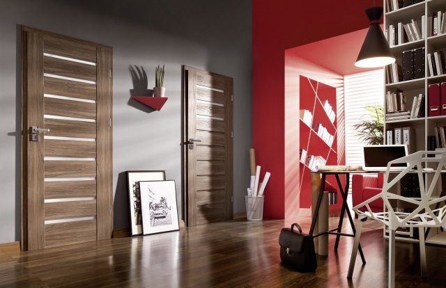 شقة حديثة-خشبية-داخلية-ابواب-ضيقة-زجاج-قواطع-جدار احمر