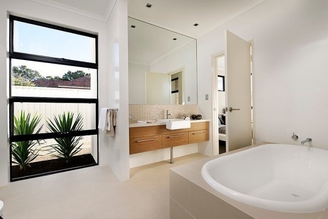 شعور-جيد-حمام-تصميم-بسيط-جدران-بيضاء-مساحة سخية