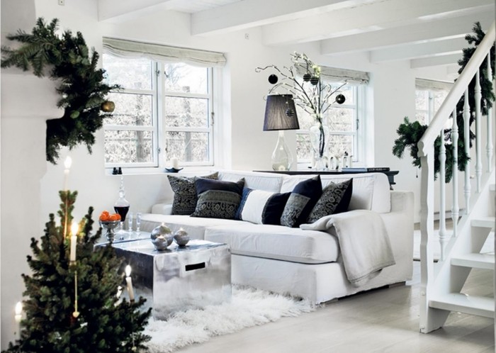 أفكار تزيين الكريسماس الاسكندنافية-غرفة المعيشة-الأثاث-الأبيض-أغطية-التنوب