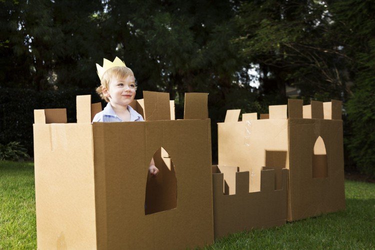 أنشطة ممتعة مع صندوق من الورق المقوى لبناء القلعة الصيفية للأطفال