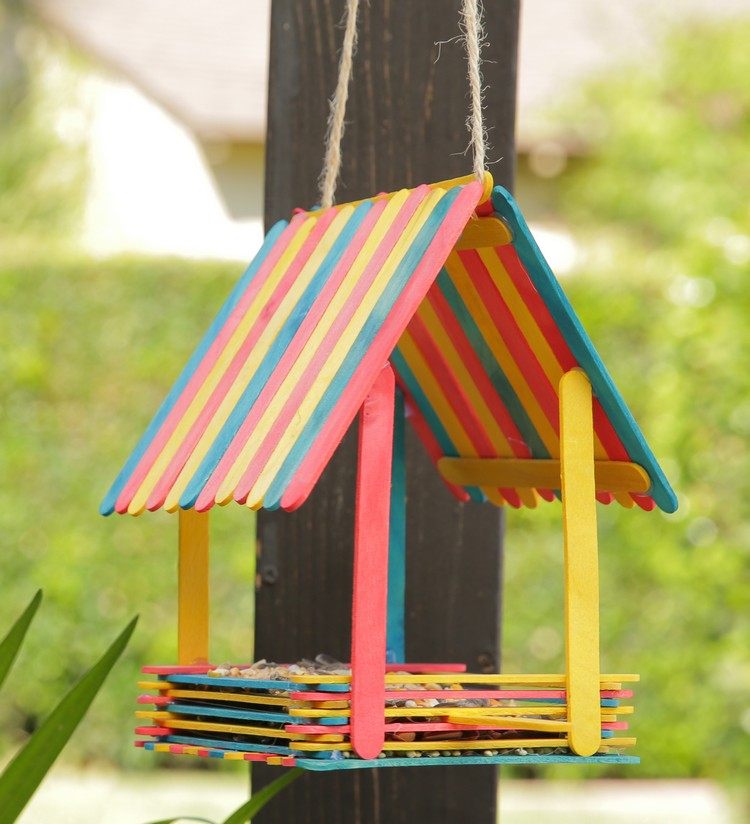الأنشطة الصيفية مع أطفال بيت الطيور بناء عصي الآيس كريم