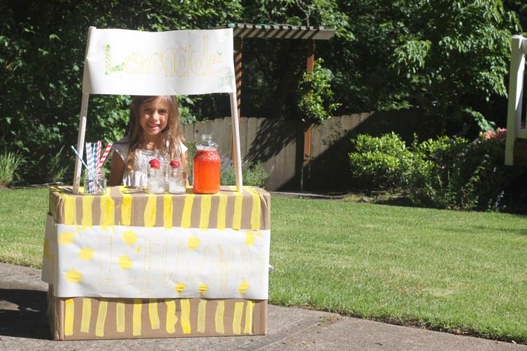 الأنشطة الصيفية للأطفال بيع عصير الليمون