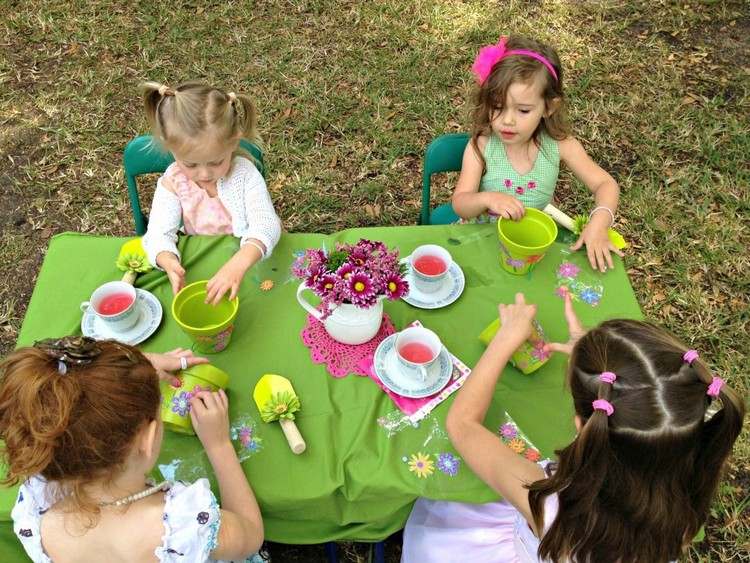 الأطفال الصغار الأنشطة الصيفية ينظمون حفلة شاي لطيفة