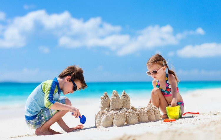أنشطة الشاطئ للأطفال بناء قلعة الرمل