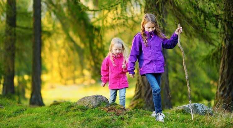 أنشطة الطبيعة مع الأطفال في الصيف الذهاب للمشي لمسافات طويلة