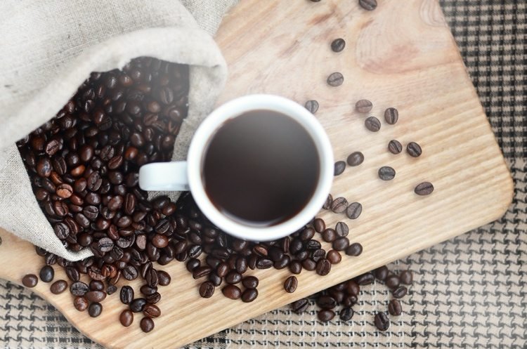 يحتوي فنجان القهوة على ما بين 80 و 100 ملليغرام من الكافيين