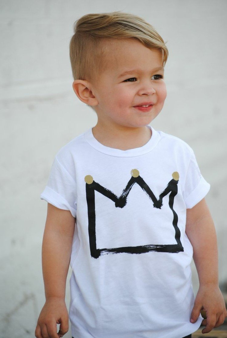 تسريحات الشعر للأولاد الصغار sidecut-pony-crown-t-shirt