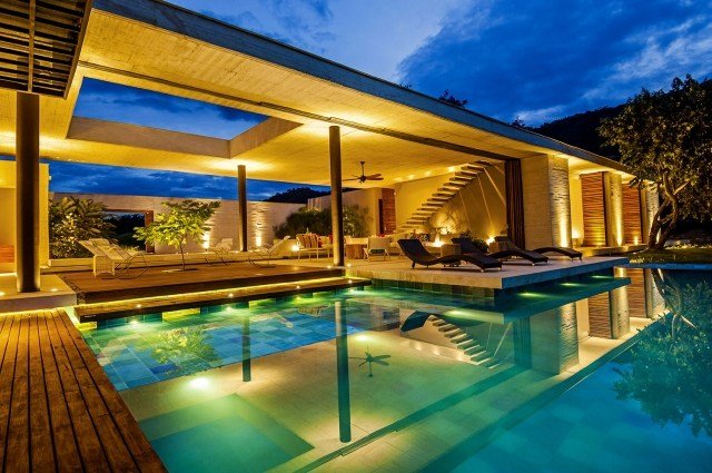 منزل فخم مع مسبح خارجي مستطيل تصميم-كراسي-إضاءة ليلية