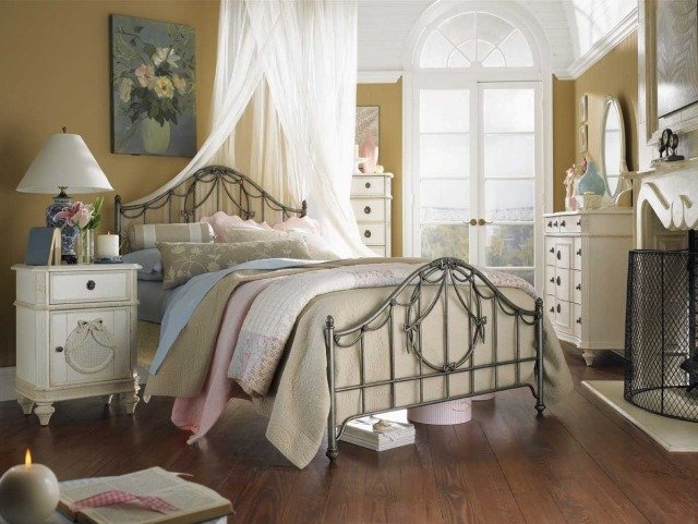 غرفة نوم-رث-شيك-سرير-اطار معدني-ارضيات خشبية