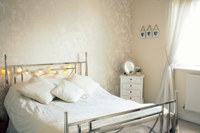 غرفة نوم-تصميم-رث-شيك-هيكل-سرير-معدن-ورق حائط-ورد-ابيض-كريمي