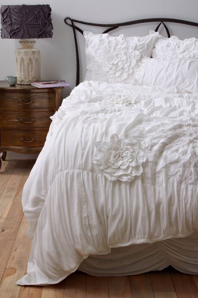 بياضات السرير - بيضاء - رايات - زهور - أرضية خشبية