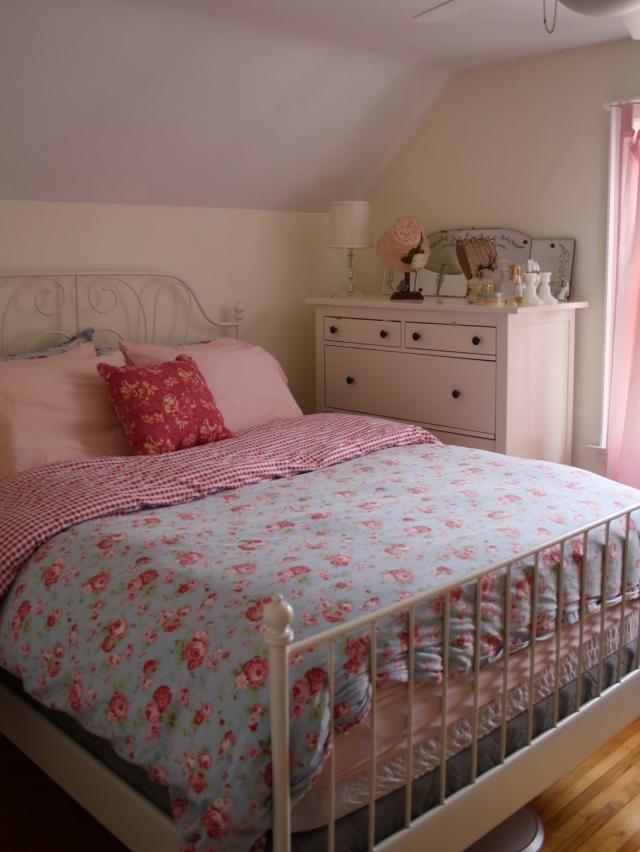غرفة نوم-دور علوي-تصميم رث-شيك-سرير-هيكل معدني