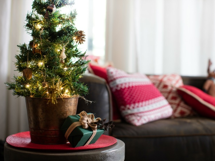 أفكار تزيين عيد الميلاد طاولة جانبية صغيرة شجرة التنوب هدية غرفة المعيشة