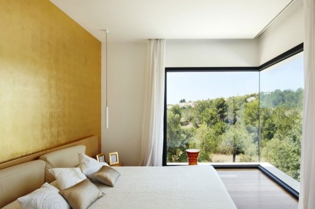 تصميم الجدار مع نافذة بانوراما لغرفة النوم باللون الأصفر الذهبي