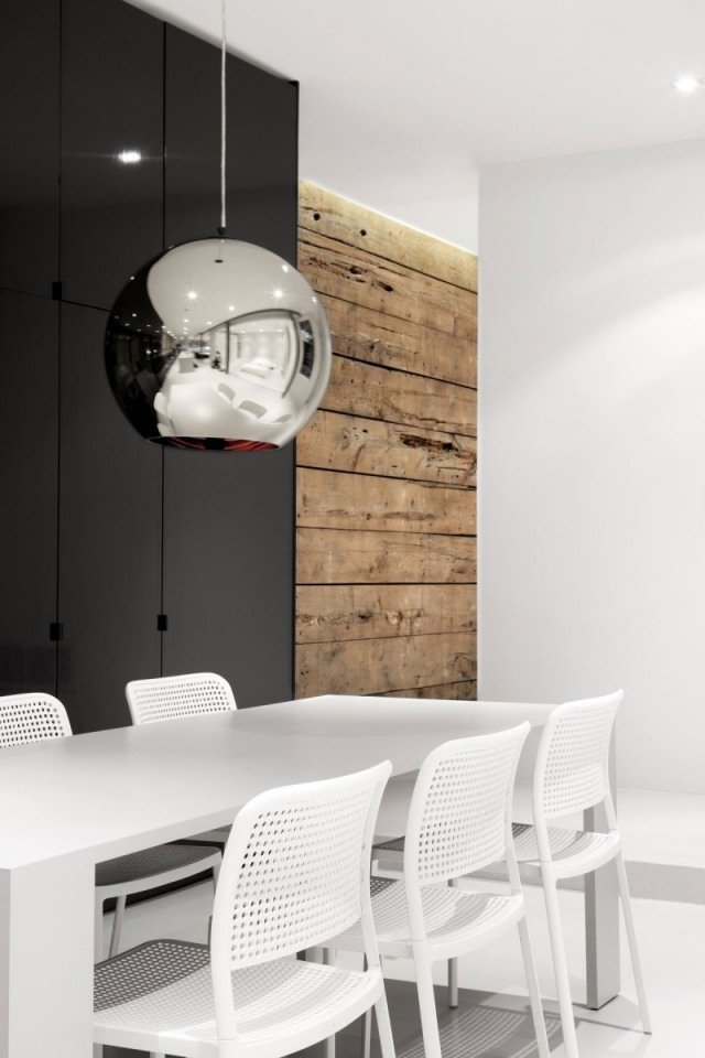 الخشب - كغرفة طعام مميزة مع تصميم بسيط - كراسي بيضاء