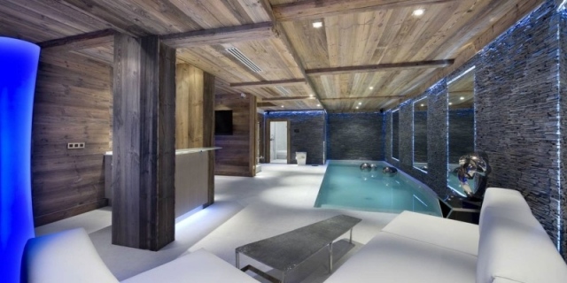 ادمج تصميم جدار حمام السباحة الداخلي مع الإضاءة الخشبية