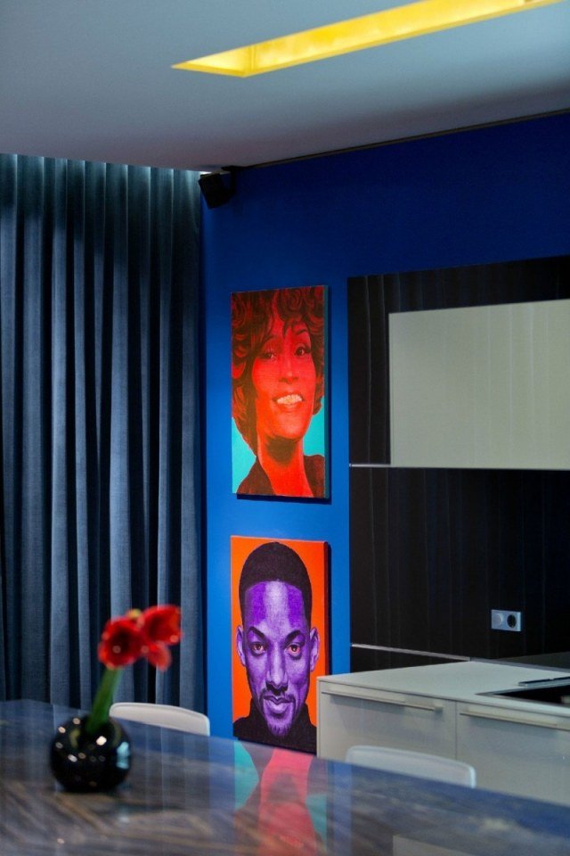 أفكار تصميم جدار بألوان نيون لوحة بورتريه انشاء شقة