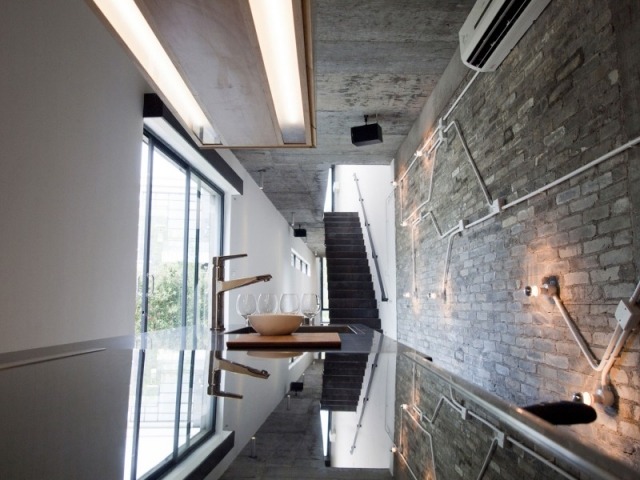 تصميم واجهات المطبخ - سطح مرآة سطح لامع - جدار من الطوب