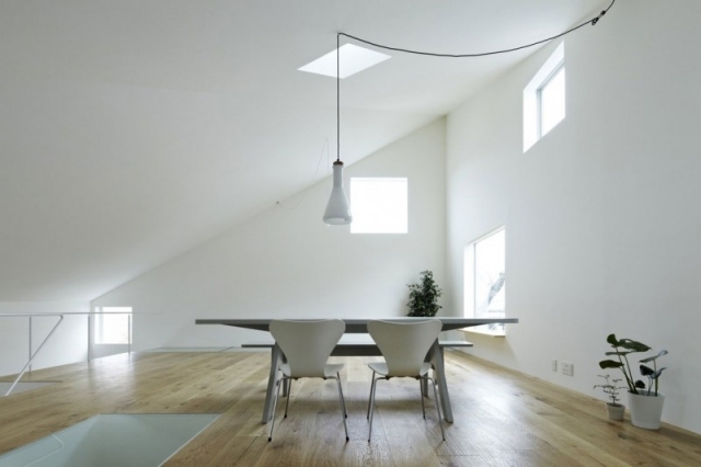 تصميم غرفة المعيشة مع سقف مائل - أثاث بسيط