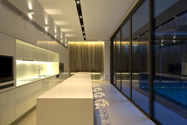 أضواء مدمجة في المطبخ مطلية بالورنيش عالية اللمعان - جدار زجاجي أبيض
