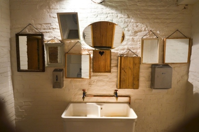 الحمام الصناعي الأنيق الجدار تصميم مخصص الطوب مرآة الحائط