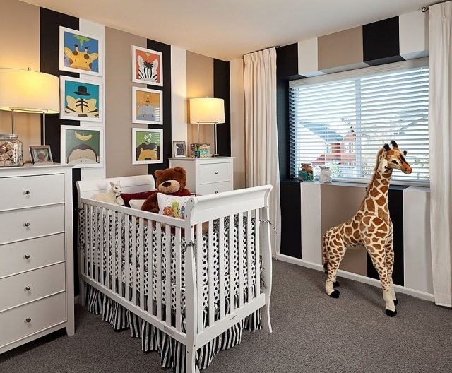 أفكار تصميم غرفة الطفل الديكور جدران مخططة أثاث أبيض موضوع الحيوانات