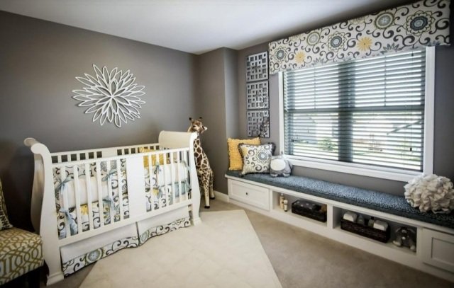 أفكار تصميم غرفة الطفل ديكو رمادي لون الجدار قماش نقش زخارف نباتية