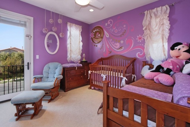 غرفة الطفل فتاة الأرجواني الجدار الديكور الزخارف الزهور الخشب والأثاث الطفل