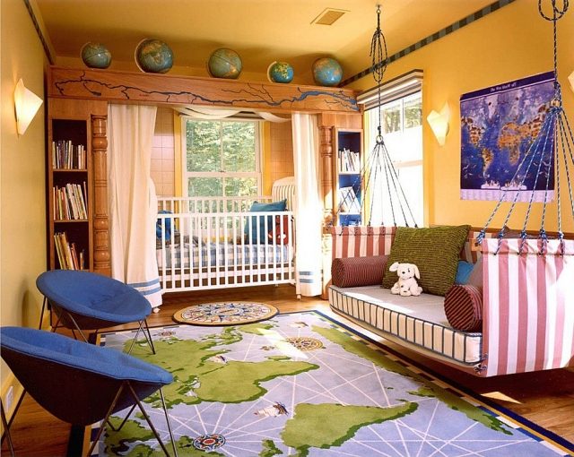 أفكار تصميم غرفة الطفل الإبداعية أريكة معلقة السجاد خريطة العالم سرير أطفال خلف الستائر