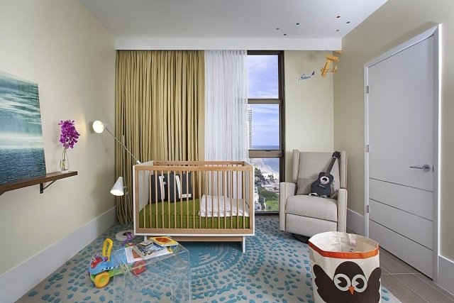 سجادة غرفة اطفال حديثة باللون الازرق والرمادي وسرير اطفال من الخشب