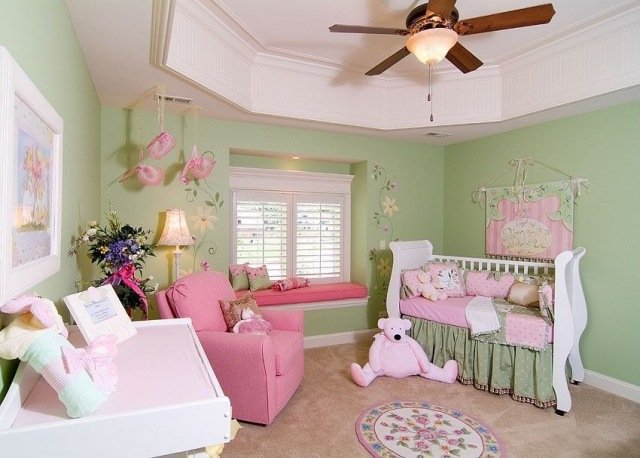 غرفة الطفل الصغير فتاة الوردي نافذة مقعد أخضر