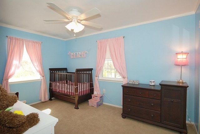 أفكار ديكور غرفة الطفل أثاث بناتي ستائر وردية اللون-أزرق