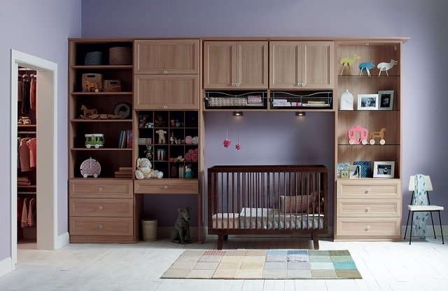 أثاث غرفة الطفل نظام رفوف خشبية لون الحائط الأرجواني
