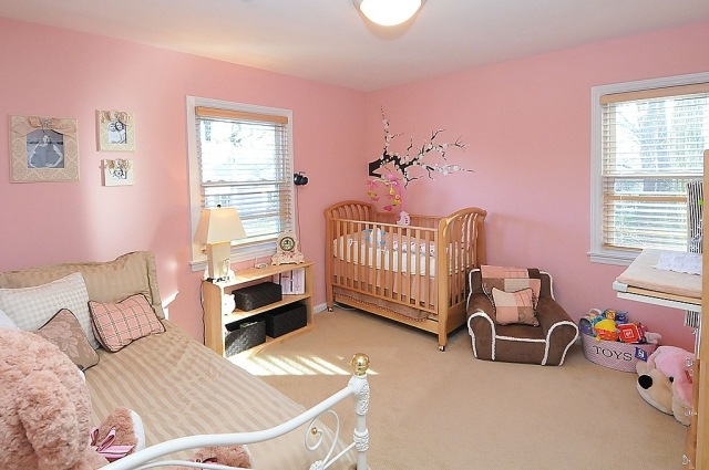 غرفة الطفل تصميم فتاة الوردي البيج السجاد والأثاث الخشبي