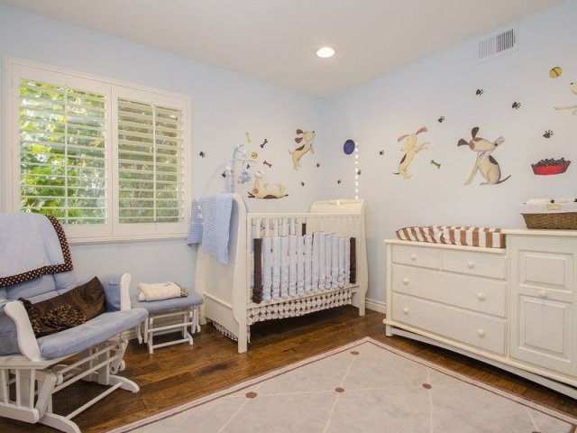 غرفة الطفل الصبي الأبيض الأزرق أرضية خشبية الجدار الديكور الكلاب ملصقات الحائط