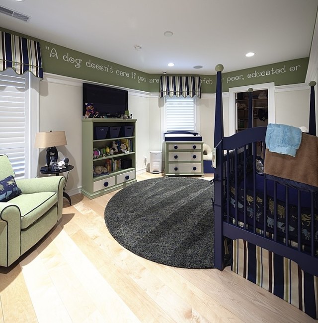 غرفة الطفل الصبي الأرضيات الخشبية الخفيفة الزيتون الأخضر الأثاث الكوبالت الأزرق سرير الطفل