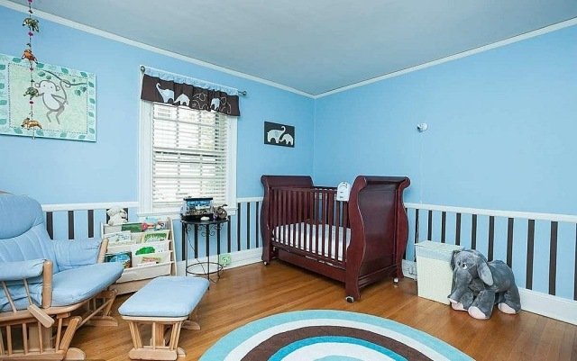 تصميم غرفة الطفل فكرة شابة أرضية خشبية زرقاء فاتحة