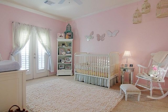 تصميم غرفة الطفل فكرة فتاة وردي فاتح كريم الجدار الديكور فراشة مرآة