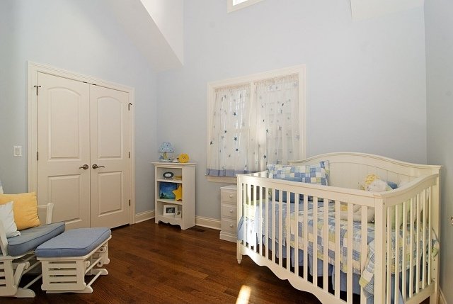 أثاث غرفة الطفل أرضية خشبية أثاث أبيض جدران زرقاء فاتحة