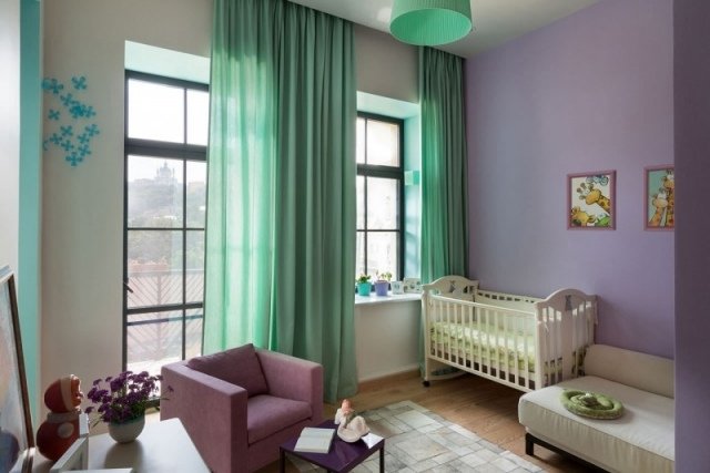 ديكور غرفة الطفل باللون البنفسجي والطلاء بالنعناع والستائر الخضراء