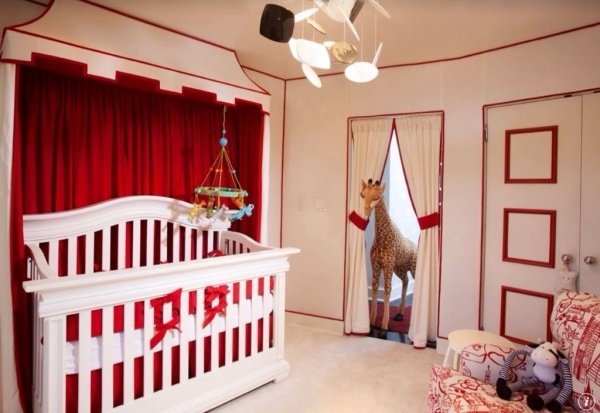 أفكار تصميم غرفة الطفل الديكور سجادة حمراء بيضاء من القطيفة