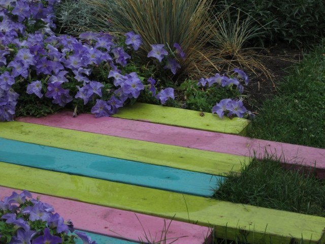 أفكار تصميم مسار الحديقة ألواح خشبية مطلية بألوان زاهية