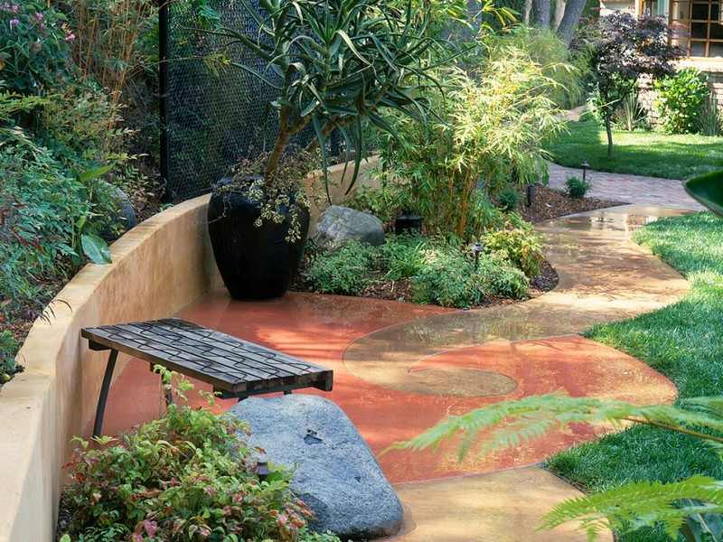ألوان المسار الخرساني بتصميم مسار الحديقة تخلق مقعدًا خشبيًا