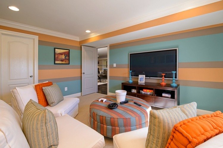 دهان-حائط-افكار-غرفة معيشة-خطوط-فاتحة-ازرق-برتقالي