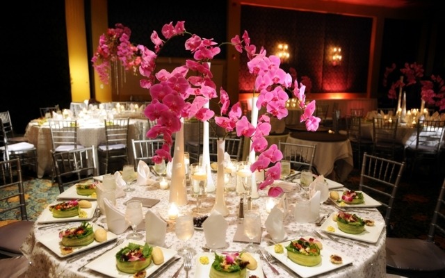 زخرفة طاولة الزفاف بساتين الفاكهة الوردي اللون الأبيض المزهريات الطويلة