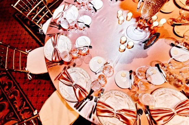 أفكار تزيين الطاولة الفخمة بريق نقي الزفاف