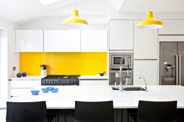 صفح كونترتوب-مطبخ-دواليب-مع-ليمون-أصفر-قلادة-نور-و-حائط