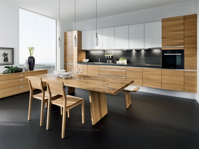 طاولات وكراسي خشبية - خزائن مطبخ بتصميم أبيض وأسود