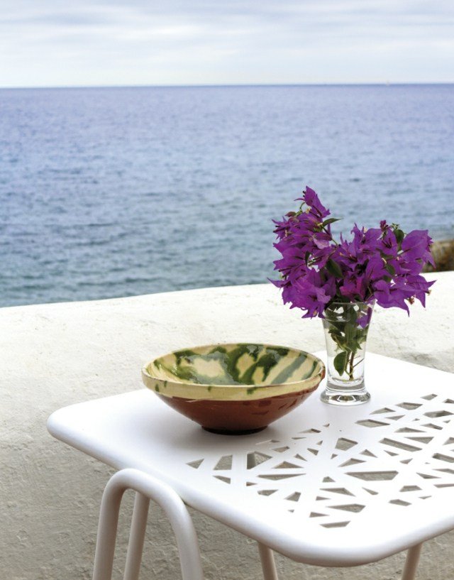 أفكار تصميم طاولة حديقة أثاث حديث لون أبيض